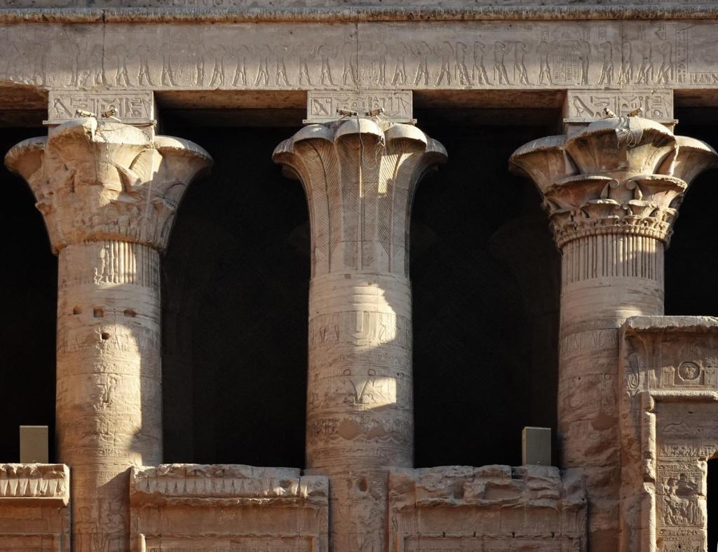Edfu: Horustempel - Front der ersten Säulenhalle (2023)
