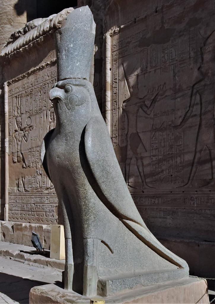 Edfu: Horustempel - Horusfalke vor dem ersten Säulensaal (2023)