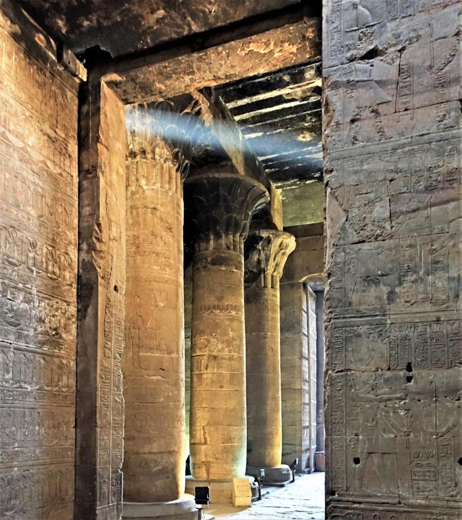 Edfu: Horustempel - Blick in den zweiten Säulensaal (2023)