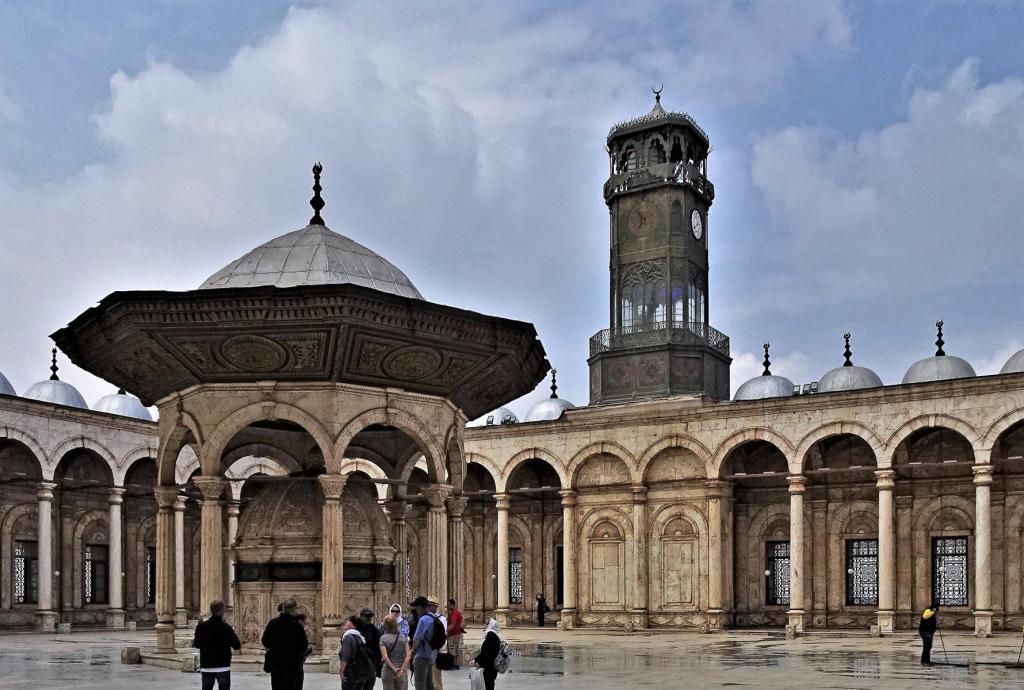 Kairo: Zitadelle Alabastermochee [Mohammed Ali-Moschee] - Hof mit Brunnenhaus und Uhrturm (2023)