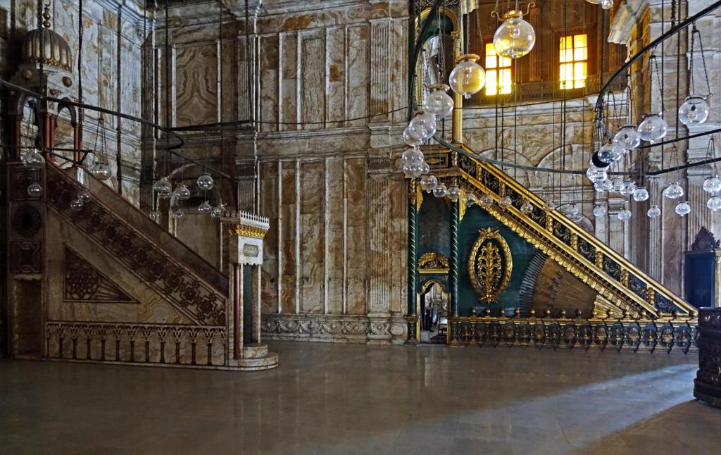Kairo: Zitadelle Alabastermochee [Mohammed Ali-Moschee] - Gebetsraum, zwei Minbars (2023)