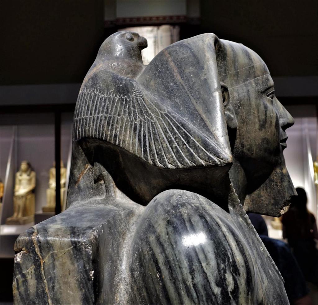 Kairo: Ägyptisches Museum - Statue von Chephren, Horusfalke hinter dem Kopf [Diorit Giseh um 2540-2505] (2023)