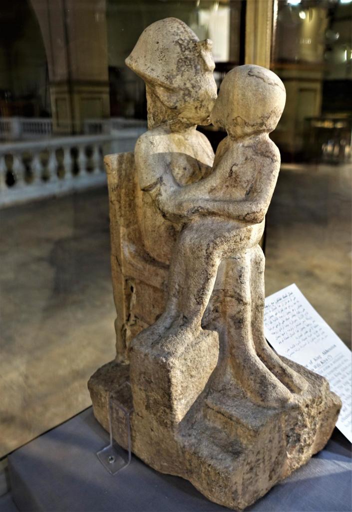 Kairo: Ägyptisches Museum - Echnaton küsst eine seiner Töchter [Kalkstein Tell el-Amarna] (2023)