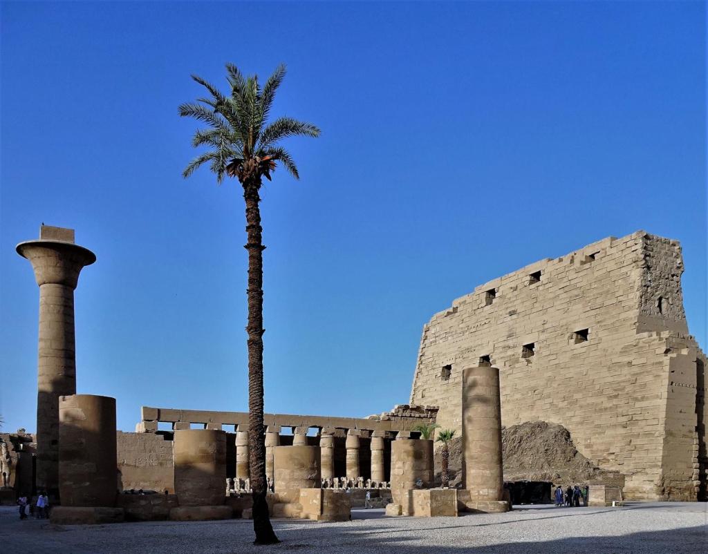 Karnak: Amuntempel Großer Hof, Mitte Kolonnaden von Taharka (2023)