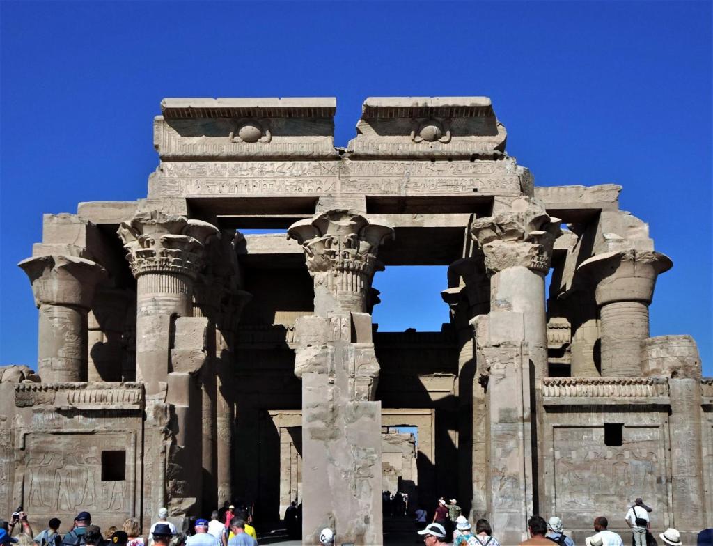 Kom Ombo: Doppeltempel - Äußere Säulenhalle [Pronaos] mit 2 Eingängen (2023)