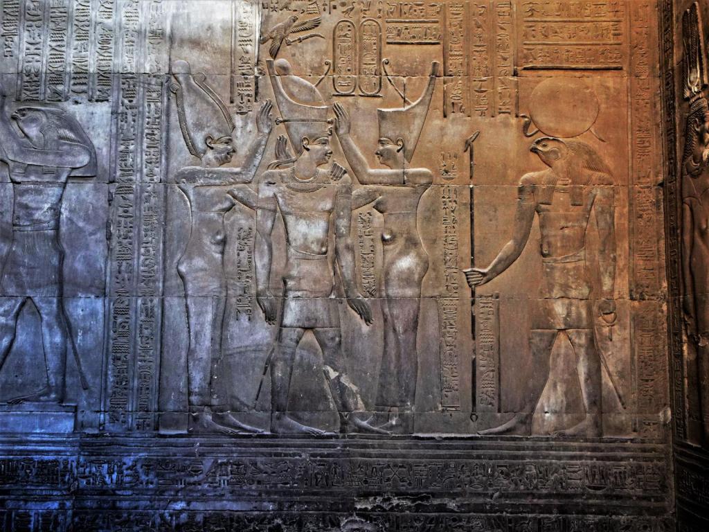 Kom Ombo: Doppeltempel - Relief in der äußeren Säulenhalle (2023)