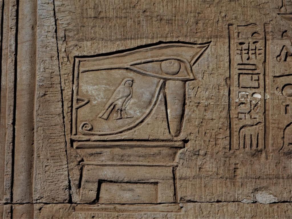 Kom Ombo: Doppeltempel - Relief "Auge des Horus" im Außenkorridor (2023)