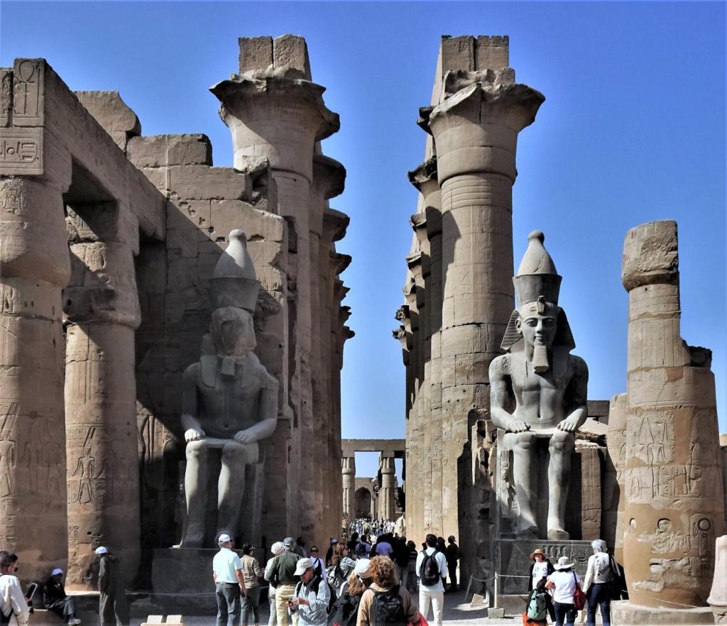 Luxor: Luxor-Tempel - Blick vom Hof Ramses' II. zum Säulengang des Amenophis III. (2023)