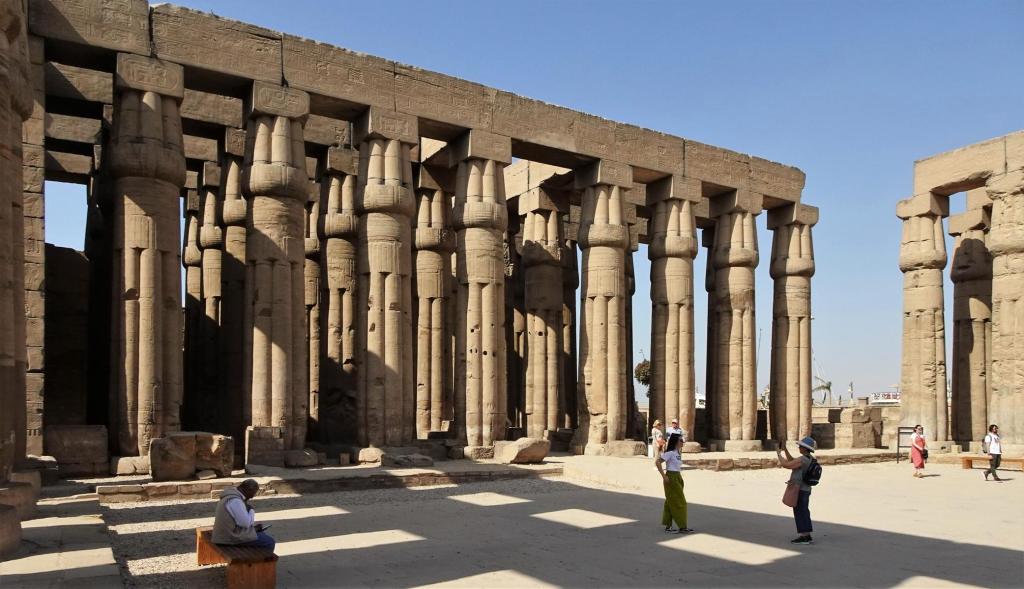 Luxor: Luxor-Tempel - Blick aus dem Hof des Amenophis III. zum Säulensaal (2023)