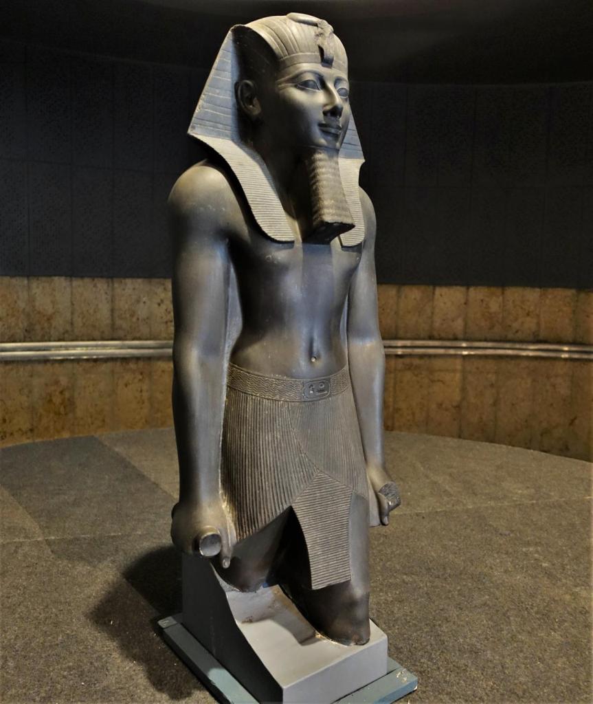 Luxor: Luxor-Museum - Statue von Thutmosis III. [Grauwacke Karnak] (2023)