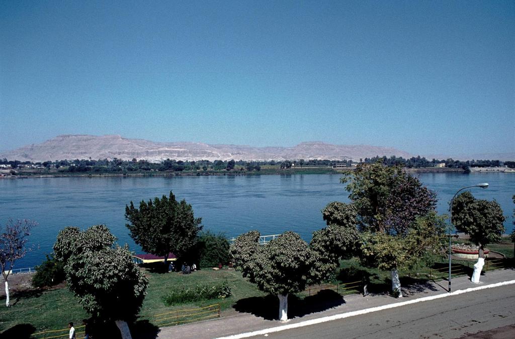 Luxor: Blick auf den Nil und sein Westufer (1982)