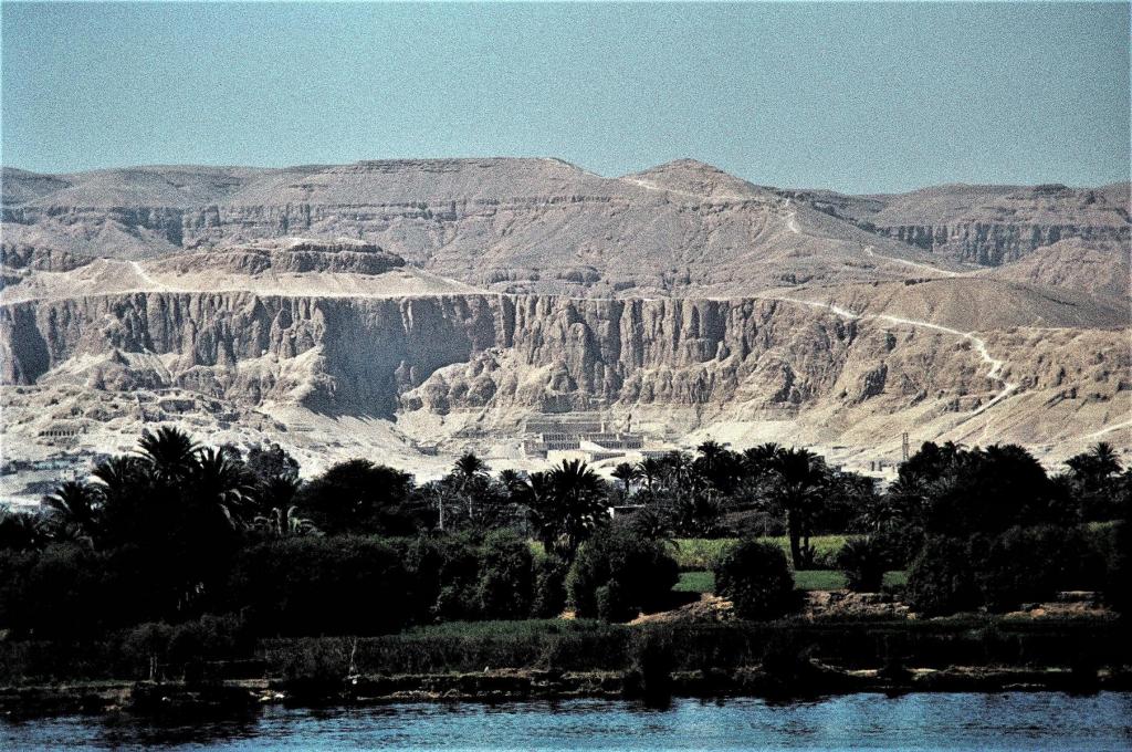 Luxor: Blick zum Hatschepsut-Tempel (1982)