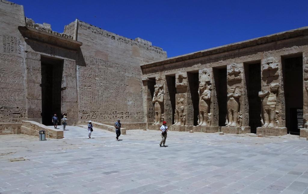 Medinet Habu: Totentempel - 1. Hof mit Osirispfeilern und 2. Pylon (2023)