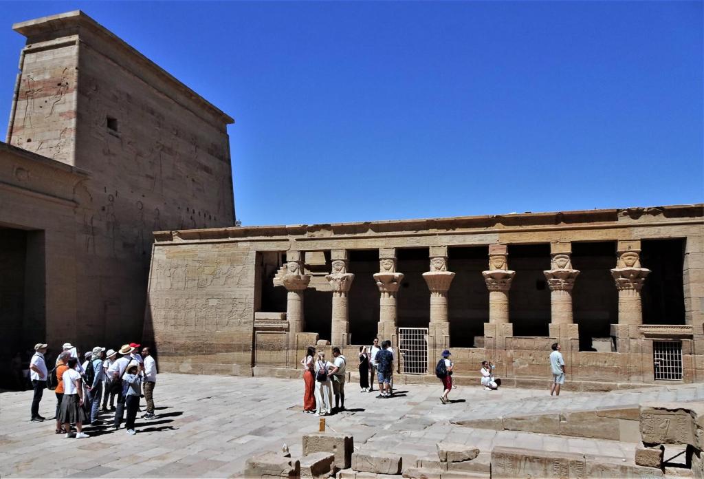 Philae: Isistempel - 1. Pylon [Rückseite] und Hathorsäulen vor dem Geburtshaus [Mammisi] (2023)