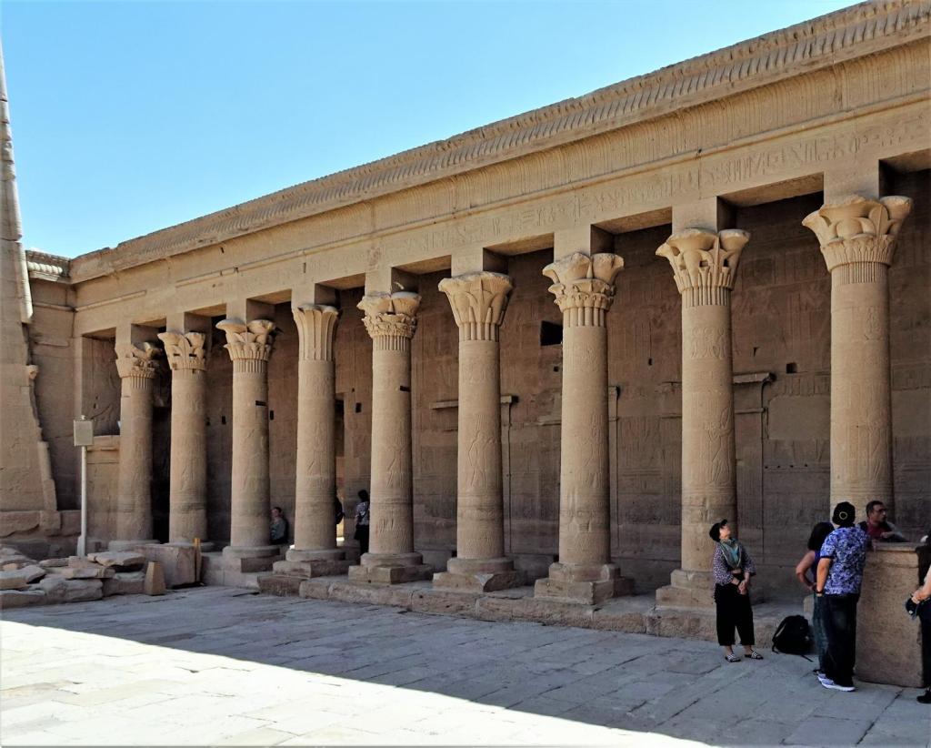 Philae: Isistempel - Kolonnade zwischen 1. und 2. Pylon (2023)