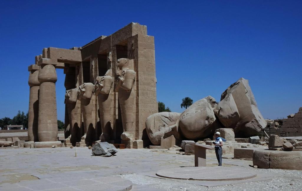 Ramesseum: 2. Hof, rechts zerstörter Koloss (2023)