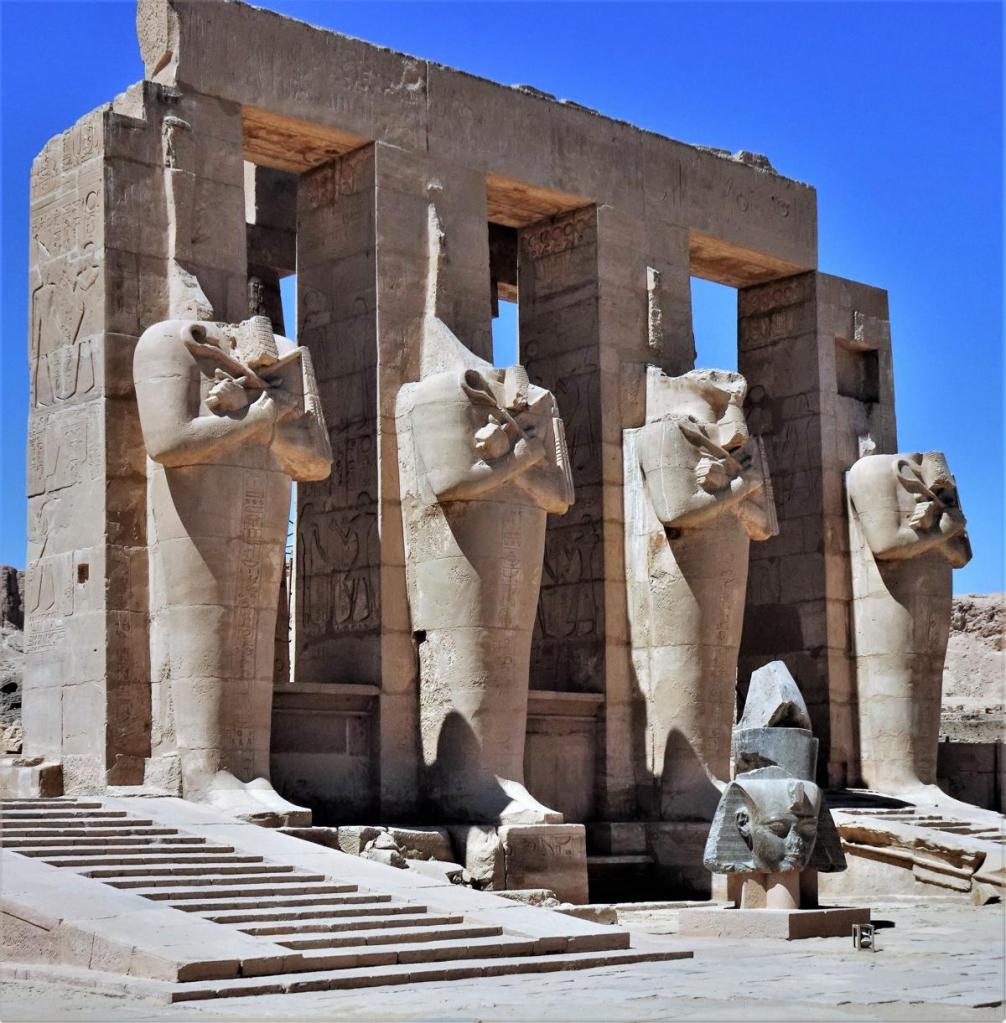 Ramesseum: 2. Hof - Osirispfeiler und Ramses-Kopf (2023)