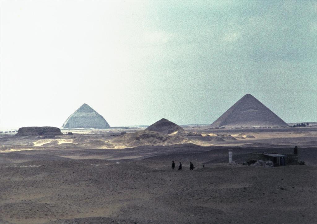 Sakkara: Blick nach Dahschur [links Knickpyramide, rechts Rote Pyramide] (1982)