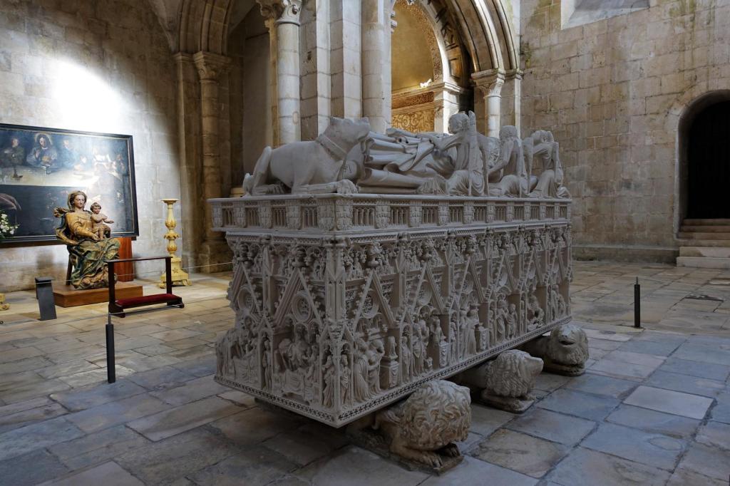 Alcobaça: Klosterkirche - Sarkophag von Peter I. (2023)