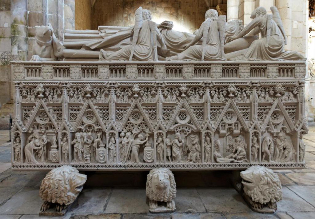 Alcobaça: Klosterkirche - Sarkophag von Peter I. (2023)