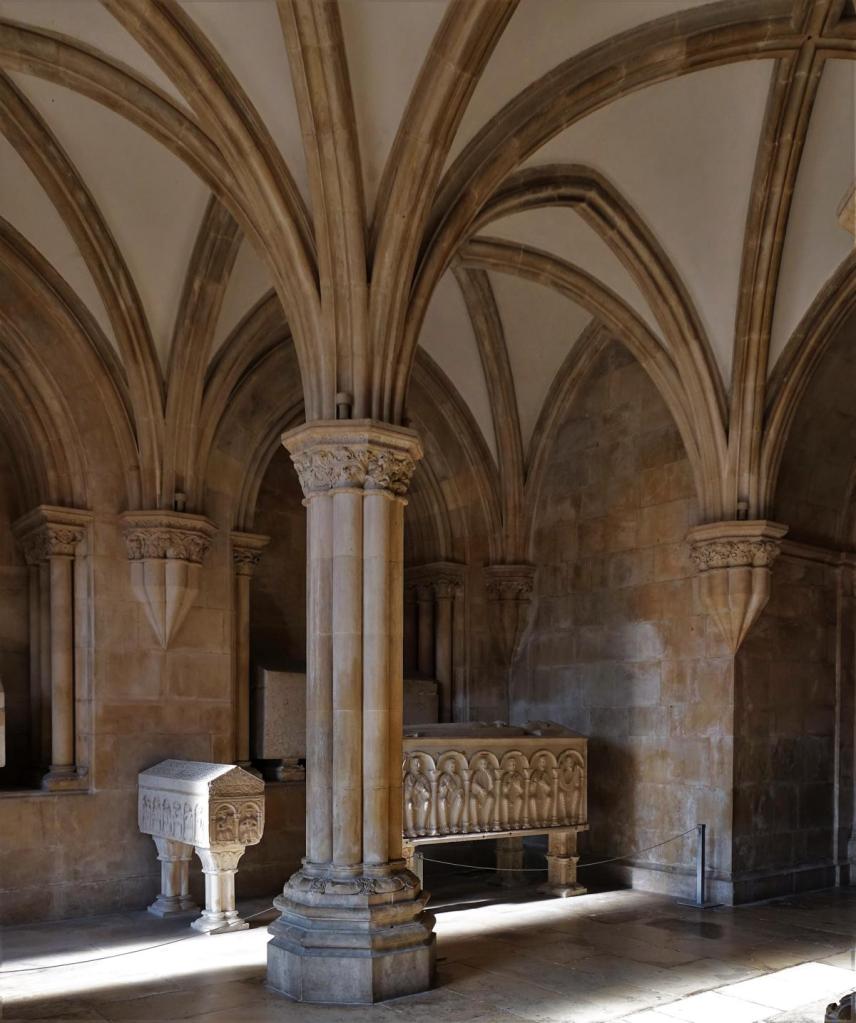 Alcobaça: Klosterkirche - Grabkapelle [Sala dos Tumulos] mit Sarkophagen von Beatrix [Brites] und Urraca (2023)