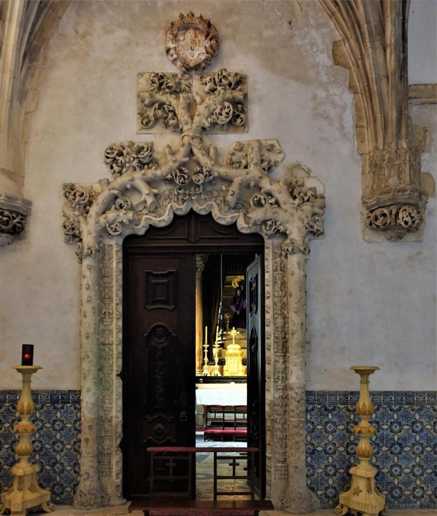 Alcobaça: Klosterkirche - Portal zur Sakramentskapelle (2023)