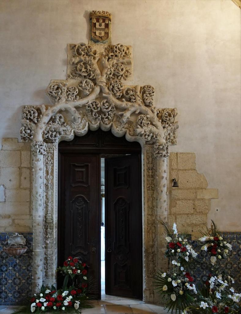 Alcobaça: Klosterkirche - Portal zur Sakristei (2023)