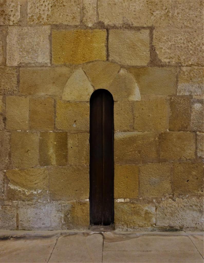 Alcobaça: Kloster - Refektorium, schmale Tür zur Gewichtskontrolle der Mönche (2023)