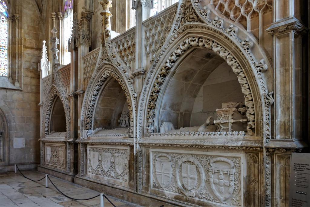 Batalha: Klosterkirche - Gründerkapelle Sarkophage Südseite [Söhne Johanns I.: Ferdinand - Johann - Heinrich der Seefahrer] (2023)