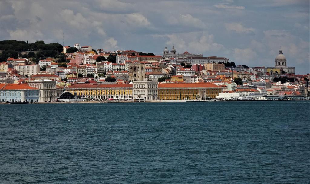Lissabon: Blick von Cacilhas auf die Stadt (2023)