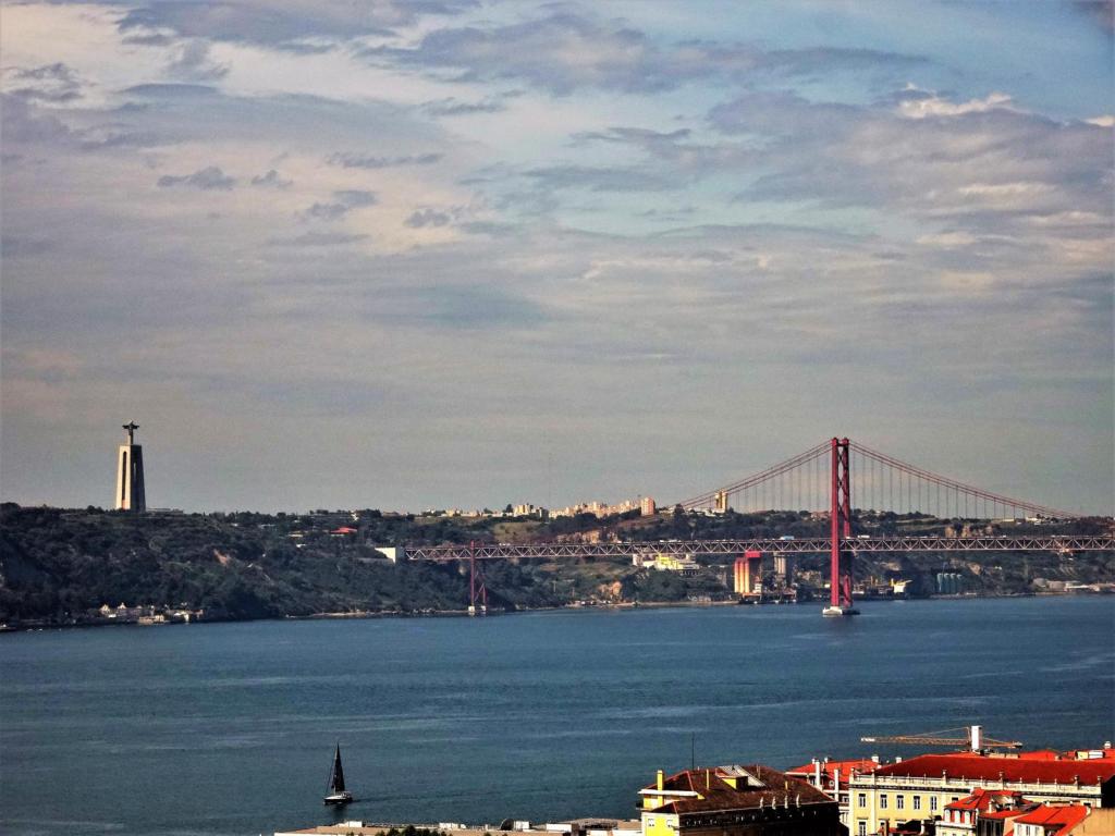 Lissabon: Blick vom Georgskastell [Castelo de S. Jorge] zur Christusstatue und zur Brücke des 25. April über den Tejo (2023)