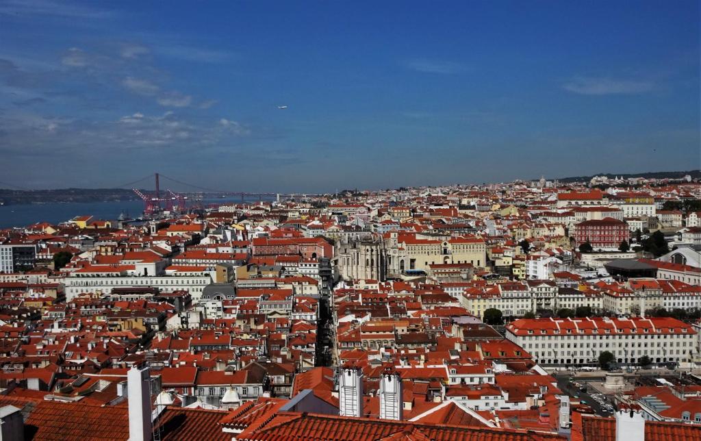 Lissabon: Blick vom Georgskastell [Castelo de S. Jorge] auf Unterstadt und Oberstadt (2023)