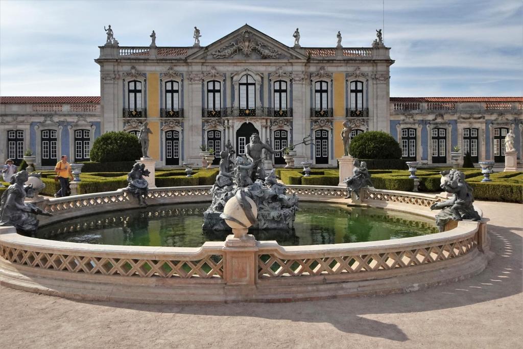 Queluz: Schloss [Gartenseite], davor Neptunbrunnen (2023)