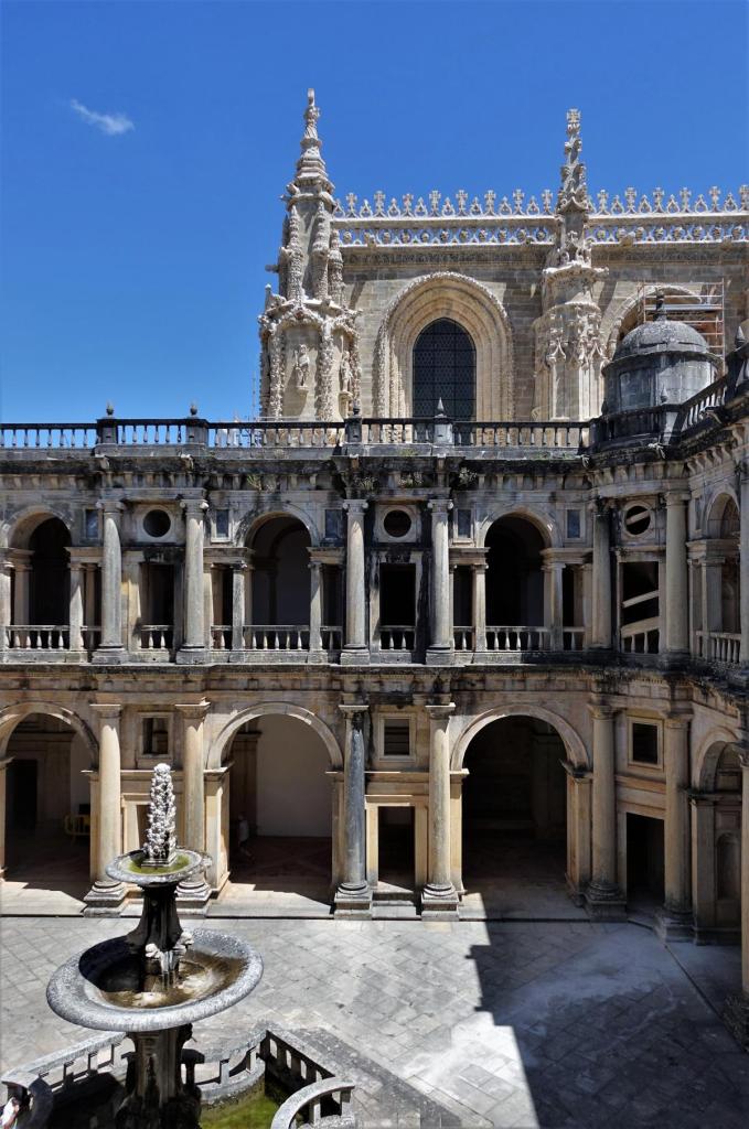 Tomar: Christusritterkloster - Hauptkreuzgang [auch Kreuzgang Philipp II. oder Johann III. oder Torralva], hinten Christusritterkirche (2023)