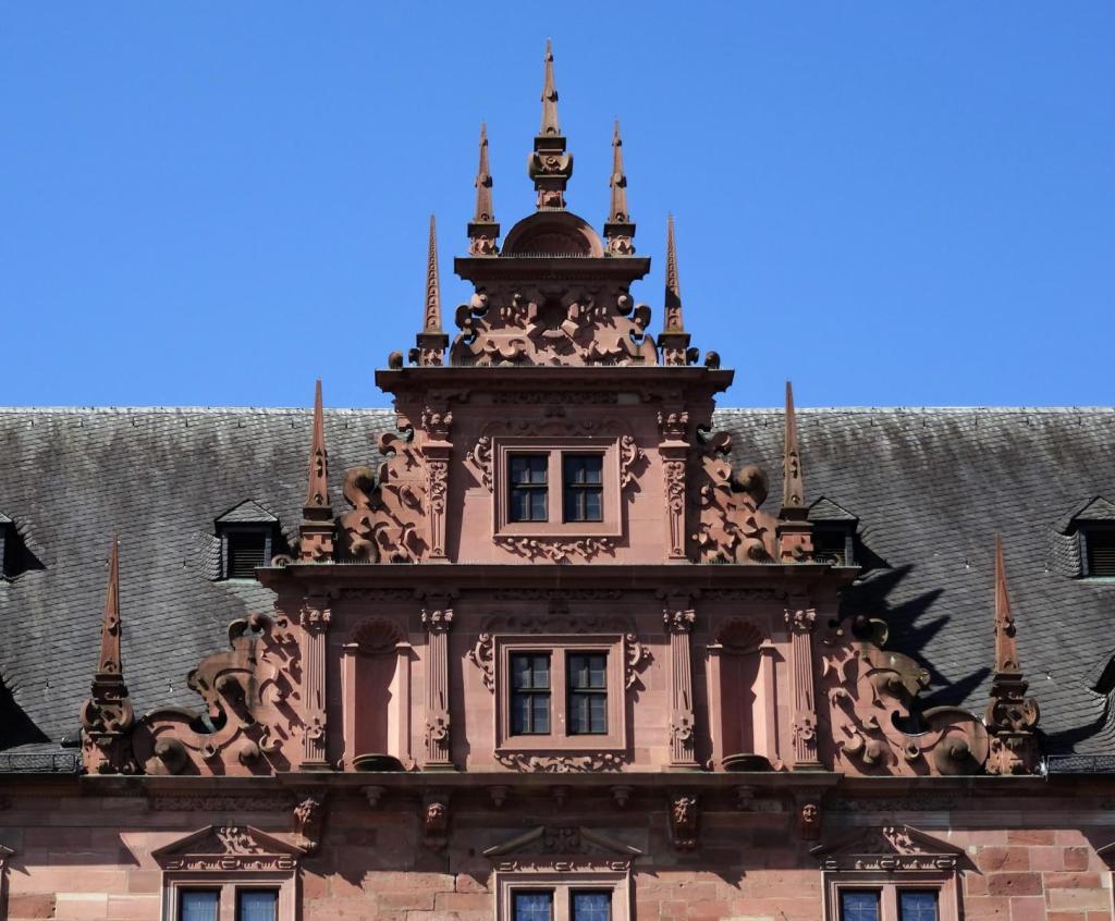 Aschaffenburg: Schloss Johannisburg - Giebel der Nordostseite (2022)