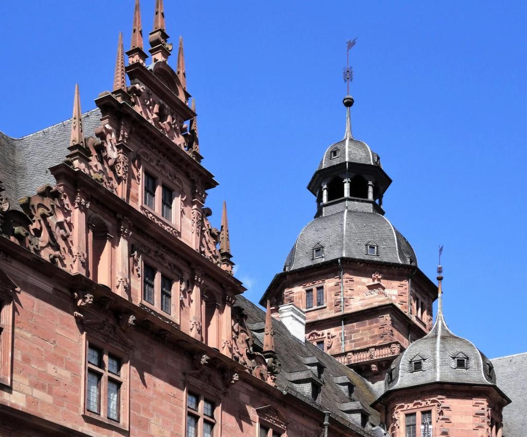 Aschaffenburg: Schloss Johannisburg - Hof, rechts Westturm (2022)