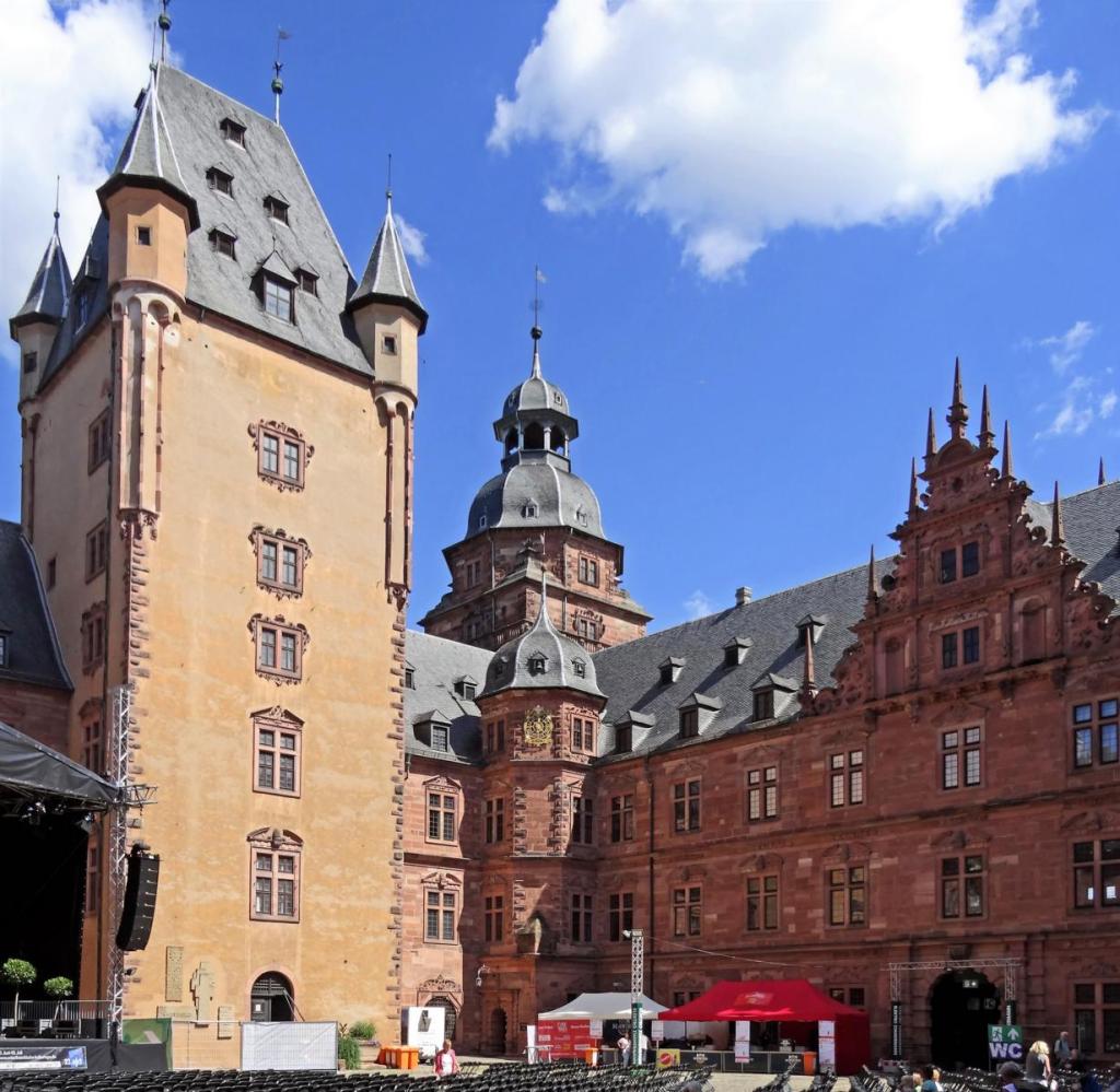 Aschaffenburg: Schloss Johannisburg - Hof, links Bergfried (2022)