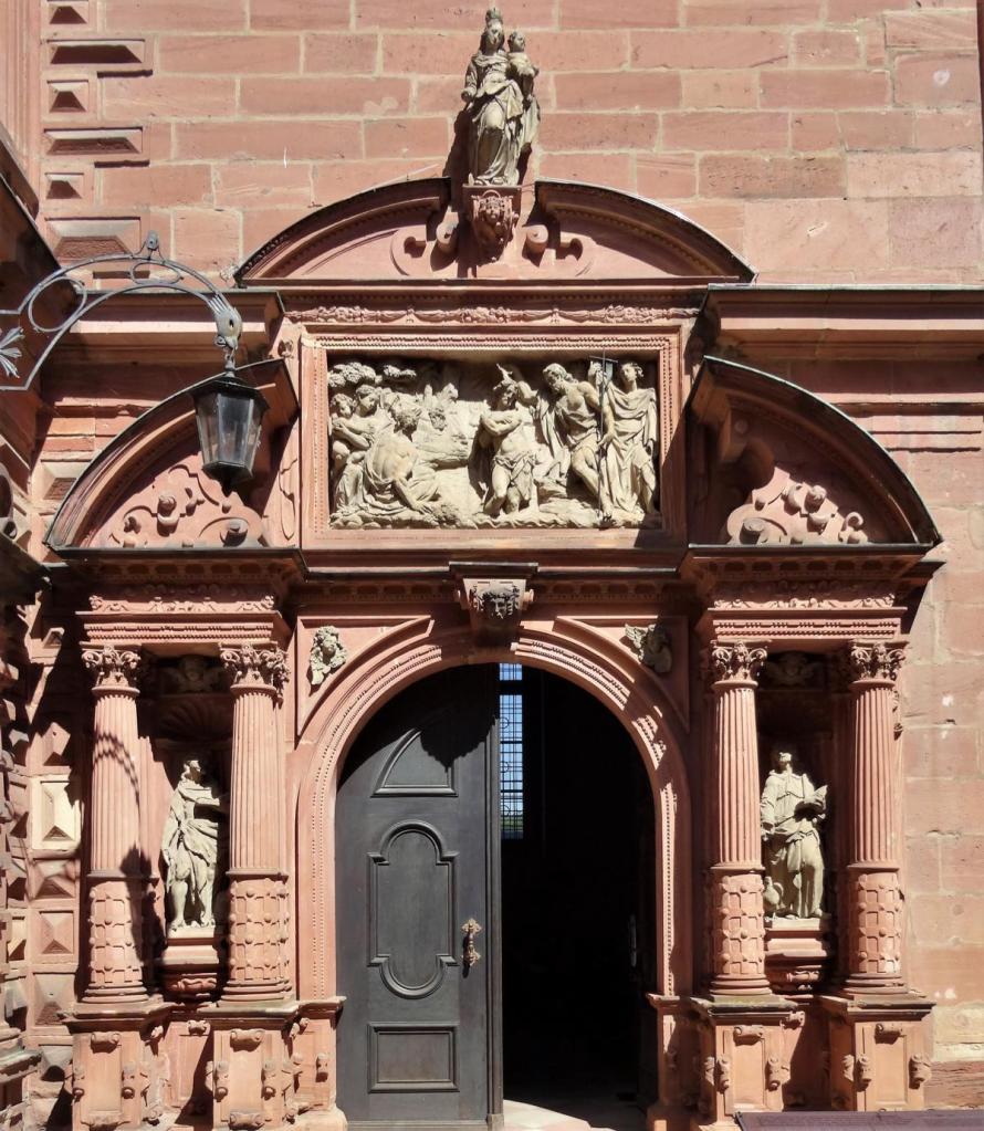 Aschaffenburg: Schloss Johannisburg - Portal der Schlosskirche (2022)