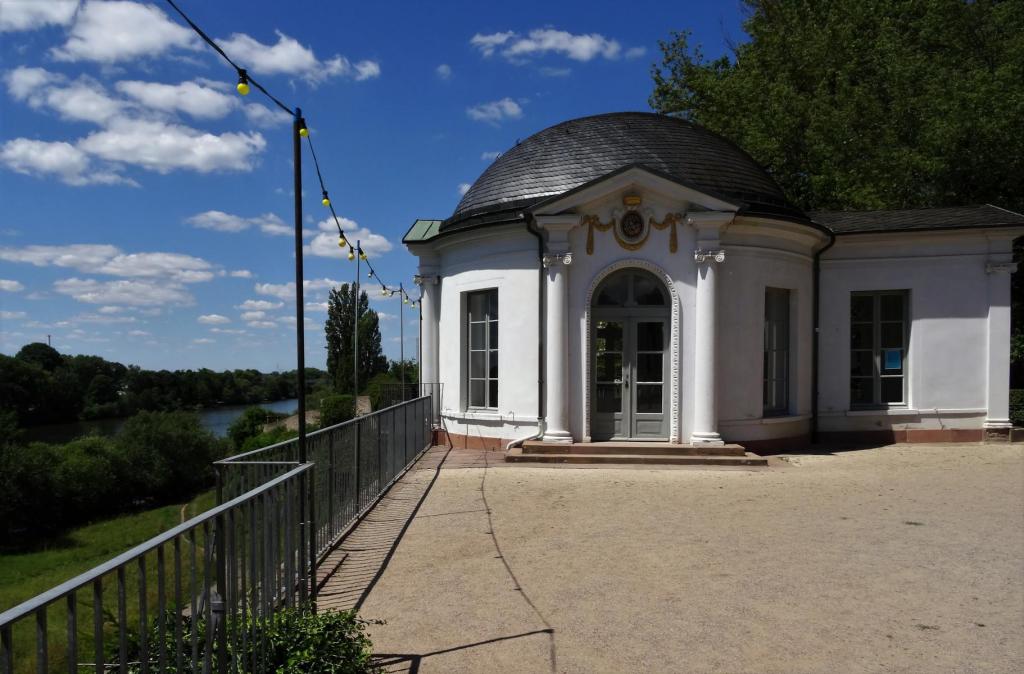 Aschaffenburg: Frühstückspavillon im Schlossgarten, links Main (2022)