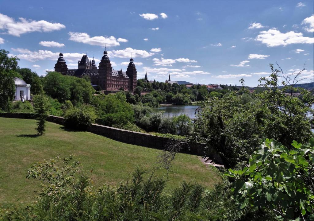 Aschaffenburg: Blick vom Pompejanum zum Schloss Johannisburg (2022)