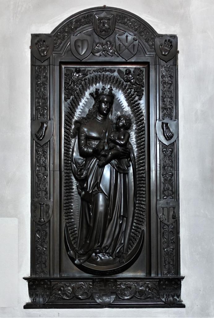 Aschaffenburg: Stiftskirche Madonnenrelief von Hans Vischer (2022)