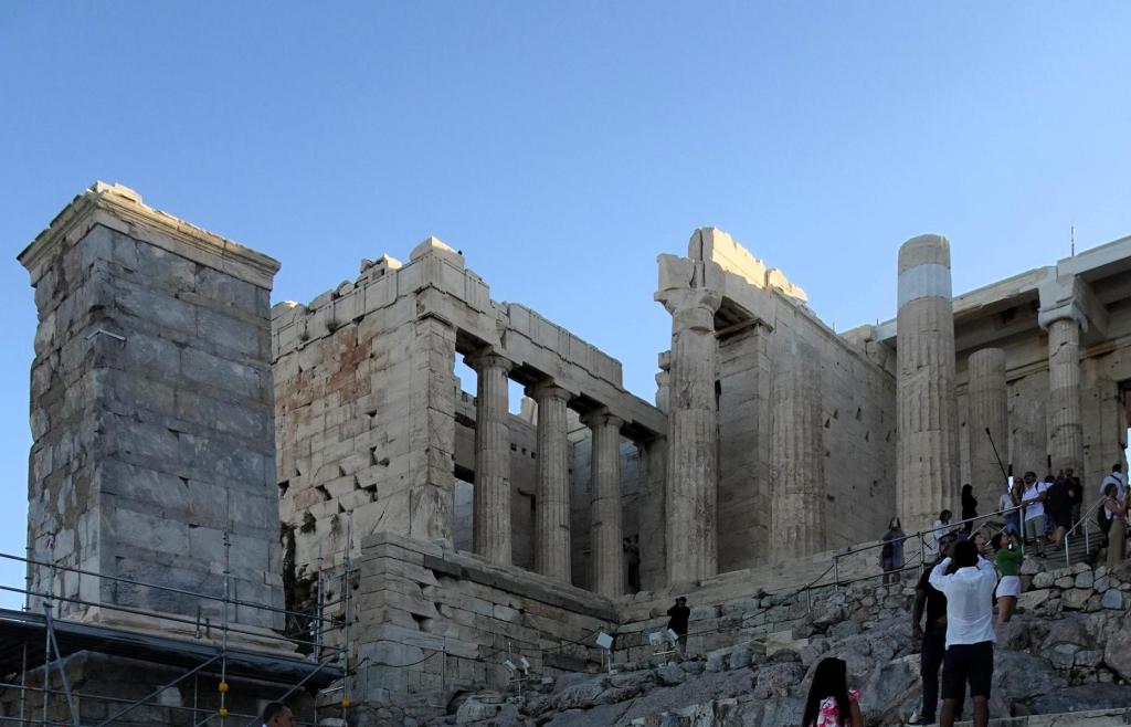 Athen: Akropolis Propyläen [Nordflügel und Torhaus], links Pfeiler des Eumenes, später des Agrippa-Denkmals (2023)