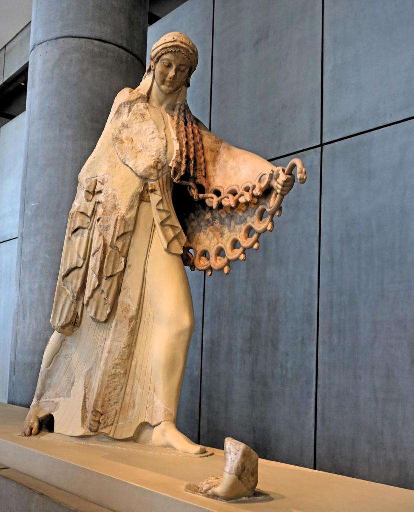 Athen: Akropolismuseum Athena-Statue vom alten Athena-Tempel [Giebel mit der Gigantomachie] (2023)