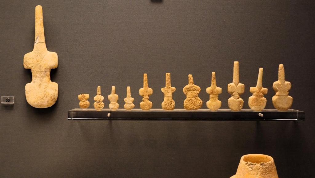 Athen: Nationalmuseum Geigenfiguren [Marmor] aus Grab 117 in Krassades auf Antiparos [3200-2800 v.Chr.] (2023)