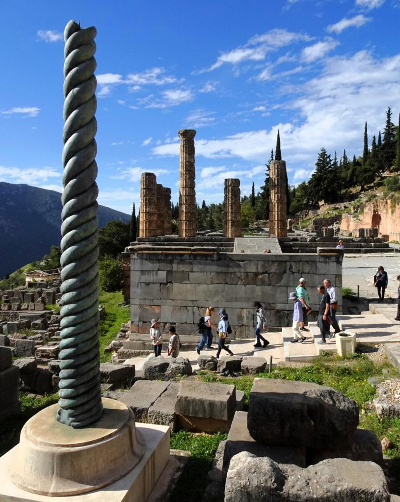 Delphi: Apollon-Heiligtum Schlangensäule [Kopie des Originals in Istanbul] - Apollonaltar - Apollontempel (2023)