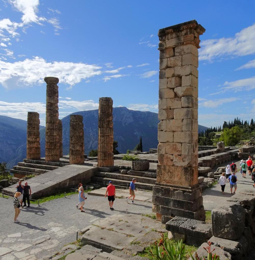Delphi: Apollon-Heiligtum Apollontempel und Pfeilermonument für König Prusias (2023)