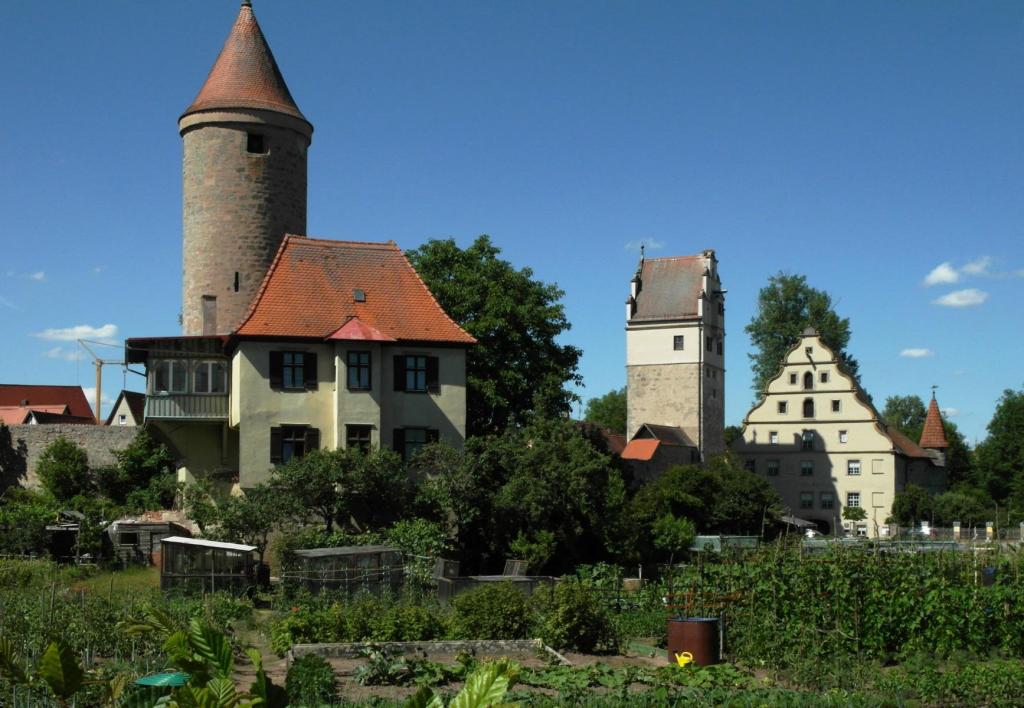 Dinkelsbühl: Stadtmauer im Süden - Salwartenturm, Nördlinger Tor, Stadtmühle (2017)