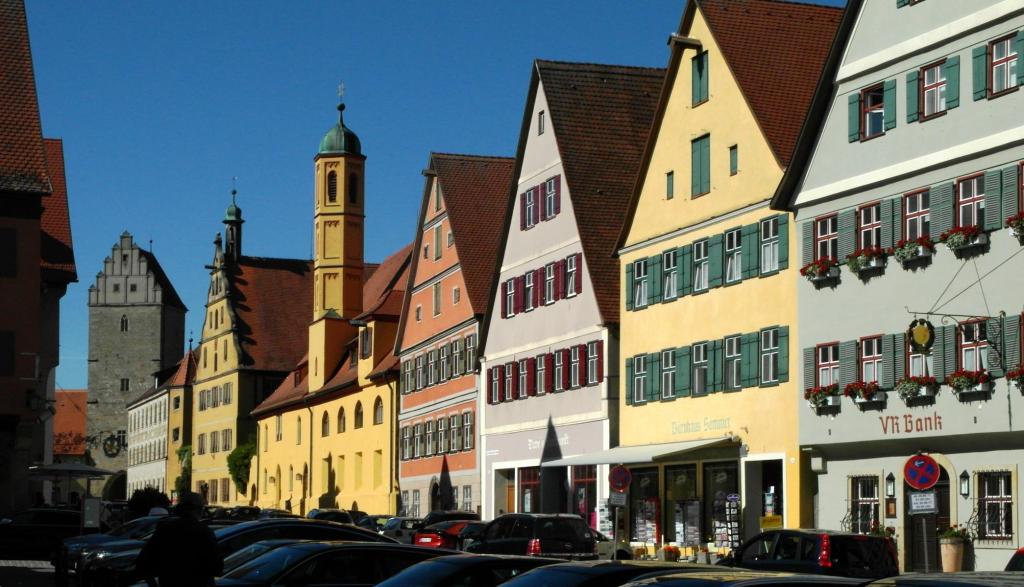 Dinkelsbühl: Martin Luther-Straße, links Rothenburger Tor und Spital (2017)