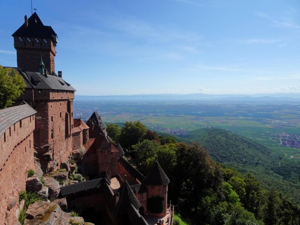 Hohkönigsburg: Hochschloss mit Bergfried, Toranlage, Oberrheinebene [Blick vom Großen Bollwerk] (2023)