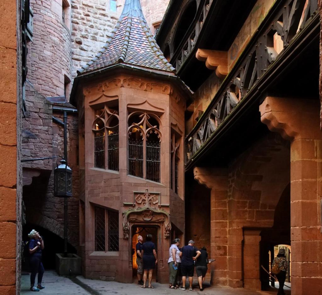 Hohkönigsburg: Hochschloss Innenhof mit Wendeltreppe (2023)